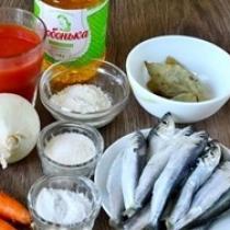 Простой рецепт с пошаговыми фото того, как в домашних условиях приготовить консервированную кильку в томате на зиму