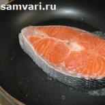 Красная рыба жареная на сковороде